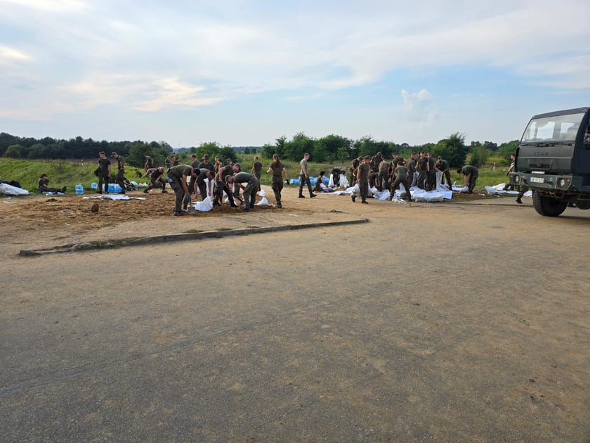 1200 żołnierzy z Wojska Obrony Terytorialnej i Wojskowej Akademii Technicznej, a także 50 strażaków z Państwowej Straży Pożarnej oraz pracownicy MPWiK Wrocłąw podczas akcji zabezpieczania wałów przeciwpowodziowych na Bystrzycy