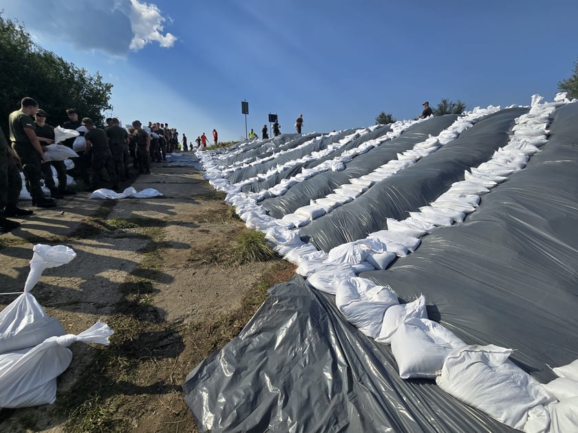 1200 żołnierzy z Wojska Obrony Terytorialnej i Wojskowej Akademii Technicznej, a także 50 strażaków z Państwowej Straży Pożarnej oraz pracownicy MPWiK Wrocłąw podczas akcji zabezpieczania wałów przeciwpowodziowych na Bystrzycy