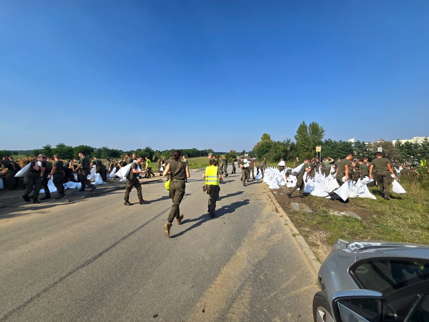 1200 żołnierzy z Wojska Obrony Terytorialnej i Wojskowej Akademii Technicznej, a także 50 strażaków z Państwowej Straży Pożarnej oraz pracownicy MPWiK Wrocłąw podczas akcji zabezpieczania wałów przeciwpowodziowych na Bystrzycy