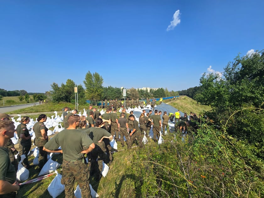 1200 żołnierzy z Wojska Obrony Terytorialnej i Wojskowej Akademii Technicznej, a także 50 strażaków z Państwowej Straży Pożarnej oraz pracownicy MPWiK Wrocłąw podczas akcji zabezpieczania wałów przeciwpowodziowych na Bystrzycy