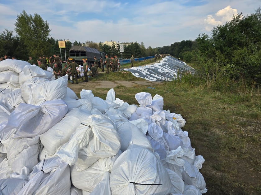 1200 żołnierzy z Wojska Obrony Terytorialnej i Wojskowej Akademii Technicznej, a także 50 strażaków z Państwowej Straży Pożarnej oraz pracownicy MPWiK Wrocłąw podczas akcji zabezpieczania wałów przeciwpowodziowych na Bystrzycy