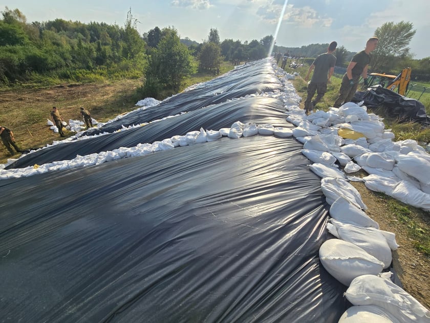 1200 żołnierzy z Wojska Obrony Terytorialnej i Wojskowej Akademii Technicznej, a także 50 strażaków z Państwowej Straży Pożarnej oraz pracownicy MPWiK Wrocłąw podczas akcji zabezpieczania wałów przeciwpowodziowych na Bystrzycy