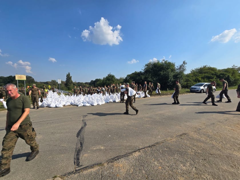 1200 żołnierzy z Wojska Obrony Terytorialnej i Wojskowej Akademii Technicznej, a także 50 strażaków z Państwowej Straży Pożarnej oraz pracownicy MPWiK Wrocłąw podczas akcji zabezpieczania wałów przeciwpowodziowych na Bystrzycy