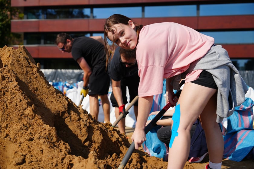 Wrocławianie układają worki z piaskiem pod NFM-em 18 września 2024 roku