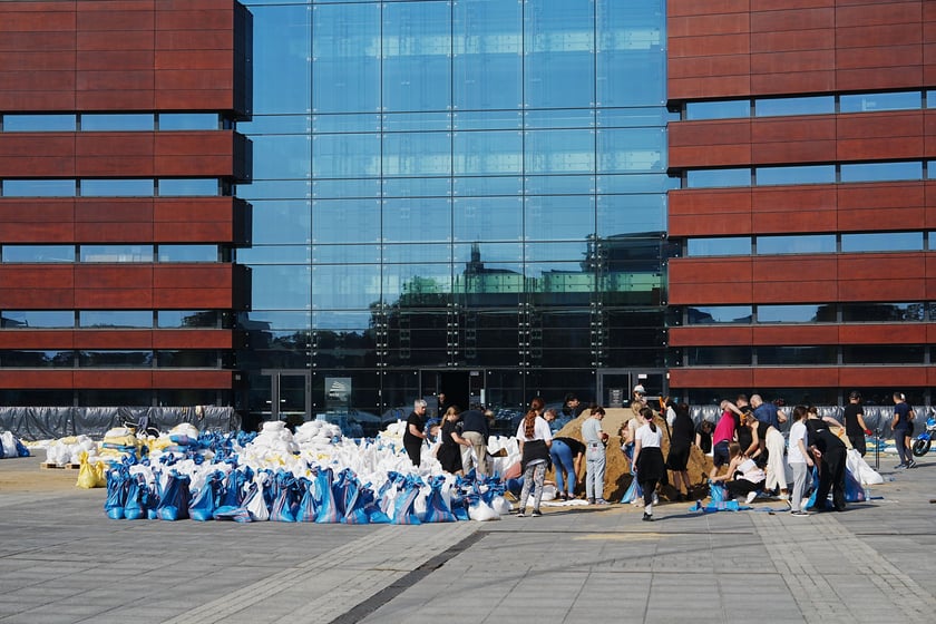 Wrocławianie układają worki z piaskiem pod NFM-em 18 września 2024 roku