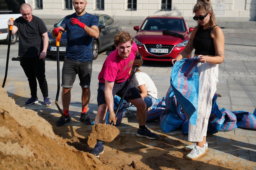 Wrocławianie układają worki z piaskiem pod NFM-em 18 września 2024 roku