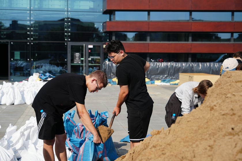 Wrocławianie układają worki z piaskiem pod NFM-em 18 września 2024 roku