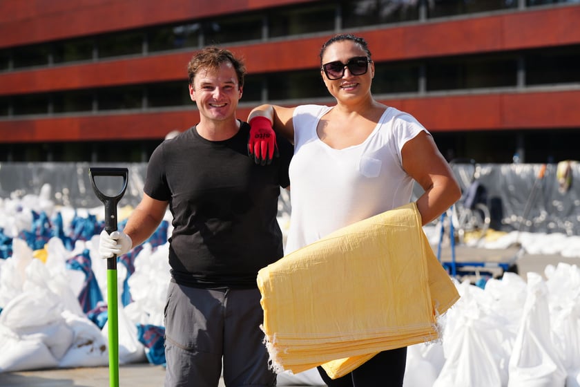 Wrocławianie układają worki z piaskiem pod NFM-em 18 września 2024 roku