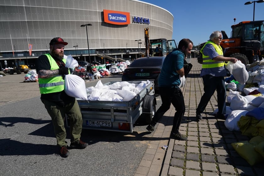 Worki z piaskiem można przywieźć na Tarczyński Arena Wrocław