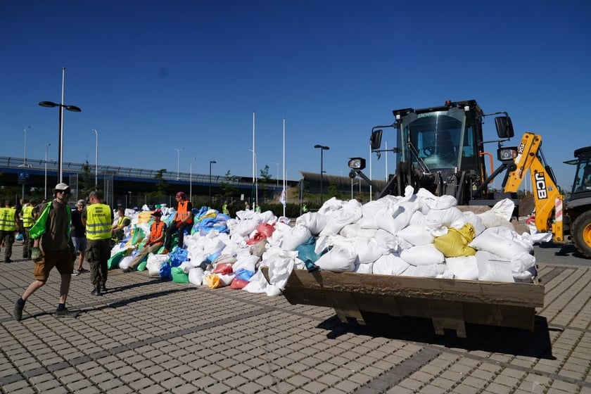 Worki z piaskiem można przywieźć na Tarczyński Arena Wrocław