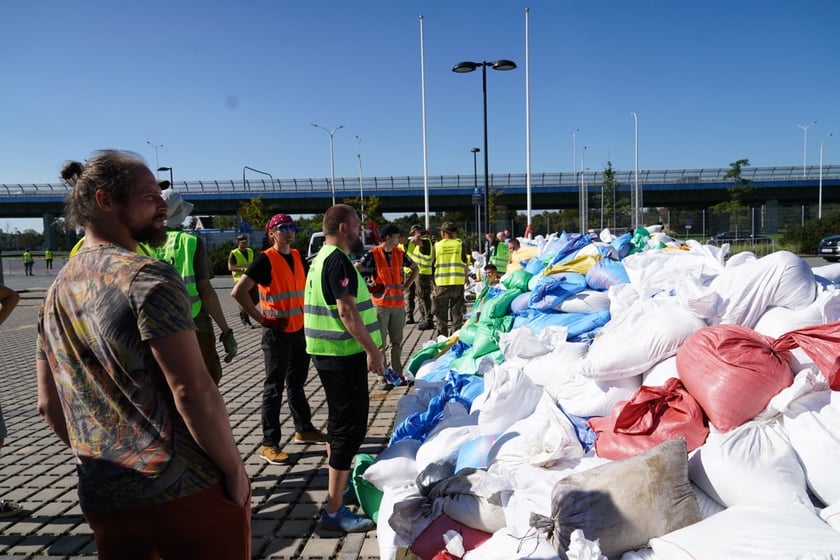 Worki z piaskiem można przywieźć na Tarczyński Arena Wrocław