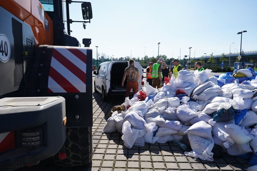 Worki z piaskiem można przywieźć na Tarczyński Arena Wrocław