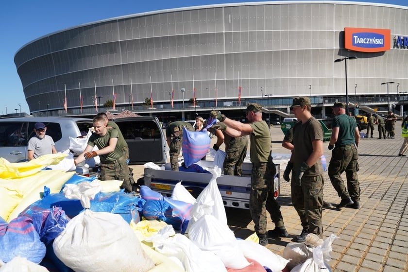 Worki z piaskiem można przywieźć na Tarczyński Arena Wrocław
