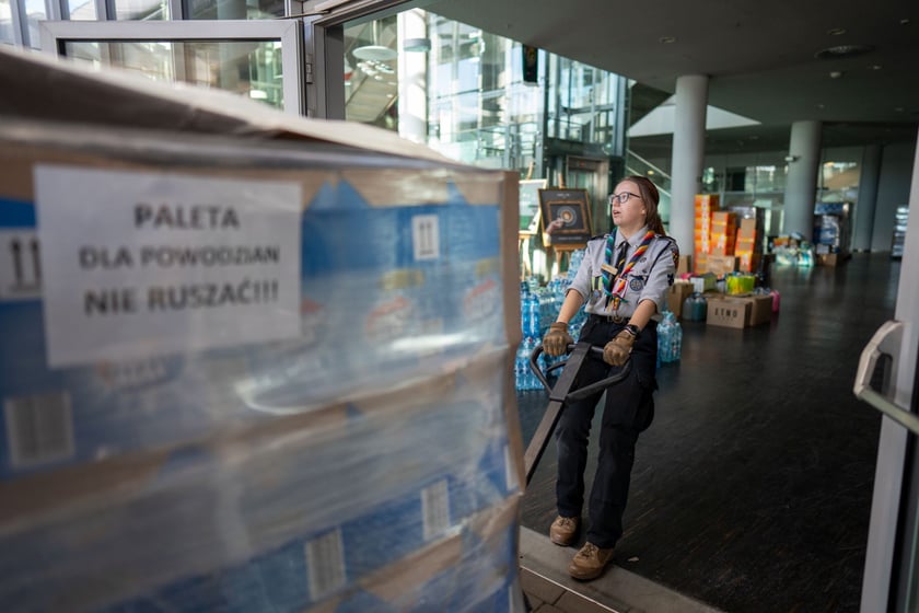 Harcerze pomagają w punkcie z darami dla powodzian przy Tarczyński Arenie