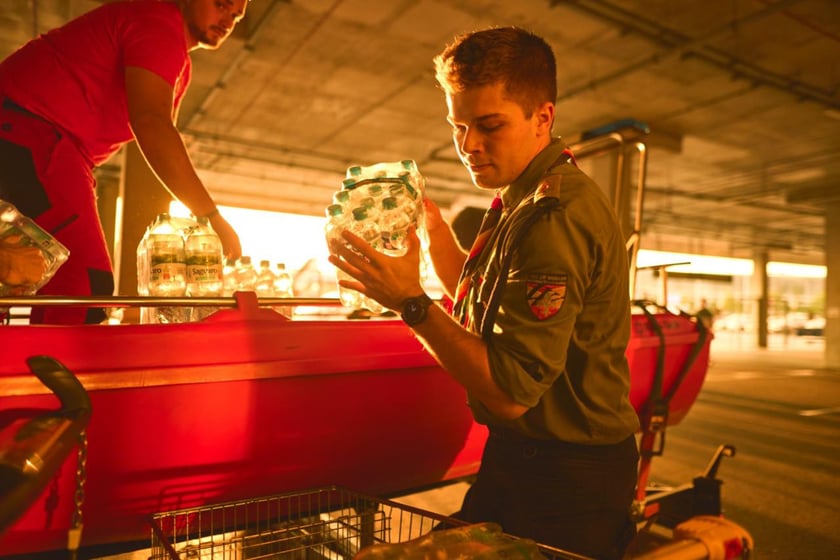 Harcerze pomagają w punkcie z darami dla powodzian przy Tarczyński Arenie