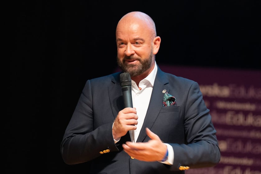 Uroczystość wręczenia dyplom&oacute;w w ramach &bdquo;Wrocławskiego Programu Wspierania Uzdolnionych &ndash; PROMOVERE TALENTA&rdquo; w auli Liceum Og&oacute;lnokształcącego nr XIV