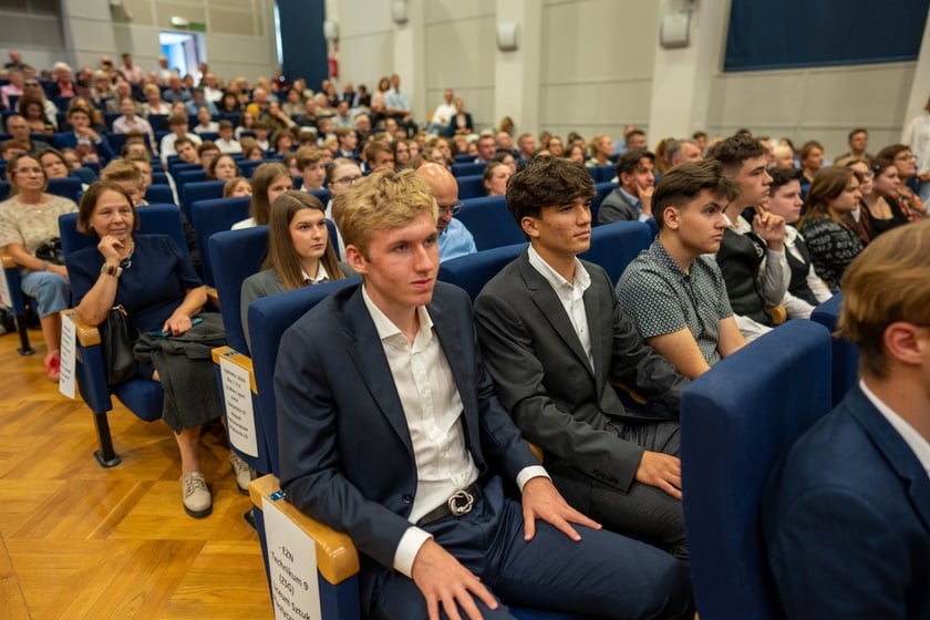Uroczystość wręczenia dyplom&oacute;w w ramach &bdquo;Wrocławskiego Programu Wspierania Uzdolnionych &ndash; PROMOVERE TALENTA&rdquo; w auli Liceum Og&oacute;lnokształcącego nr XIV