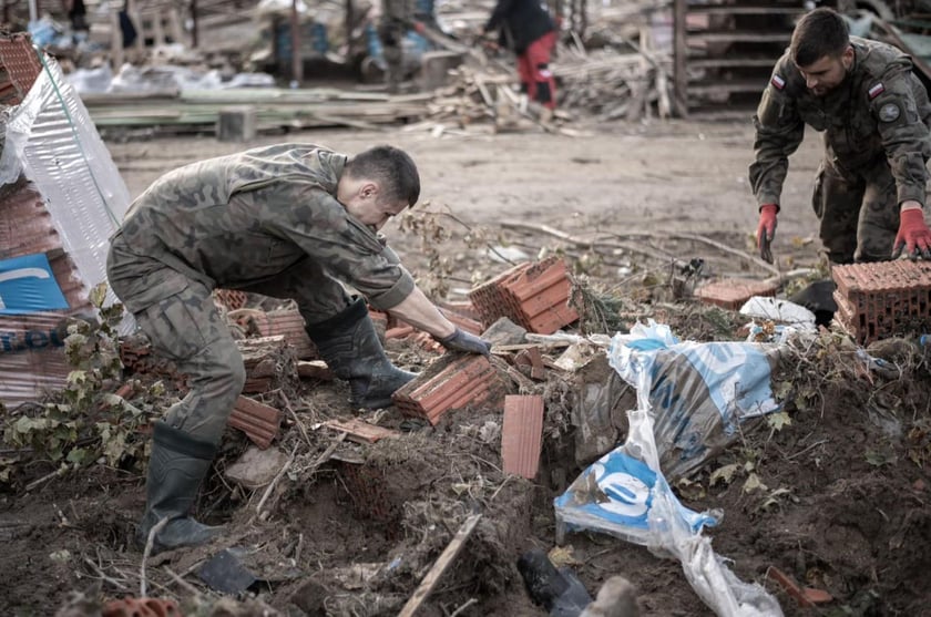 Lądek-Zdr&oacute;j. Operacja Feniks. Żołnierze pomagają na terenach dotkniętych przez pow&oacute;dź