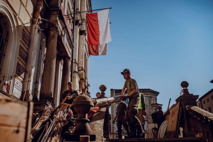 Lądek-Zdr&oacute;j. Operacja Feniks. Żołnierze pomagają na terenach dotkniętych przez pow&oacute;dź