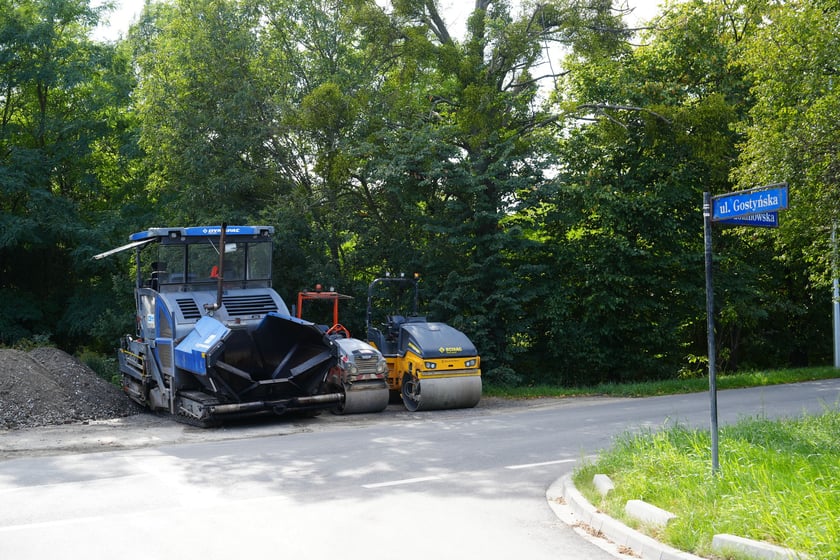 Układanie twardej nawierzchni na Gostyńskiej, 30 września 2024