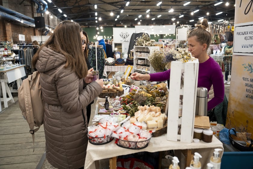 Festiwal Kupuj Świadomie w Czasoprzestrzeni (Zajezdnia Dąbie), czyli moda, kosmetyki, słodkości i rośliny do kupienia