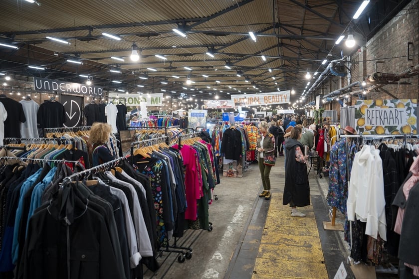 Festiwal Kupuj Świadomie w Czasoprzestrzeni (Zajezdnia Dąbie), czyli moda, kosmetyki, słodkości i rośliny do kupienia