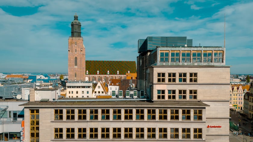 Wrocław z drona. Na zdjęciu budynek banku Santander i widok w tle na kości&oacute;ł św. Elżbiety&nbsp;