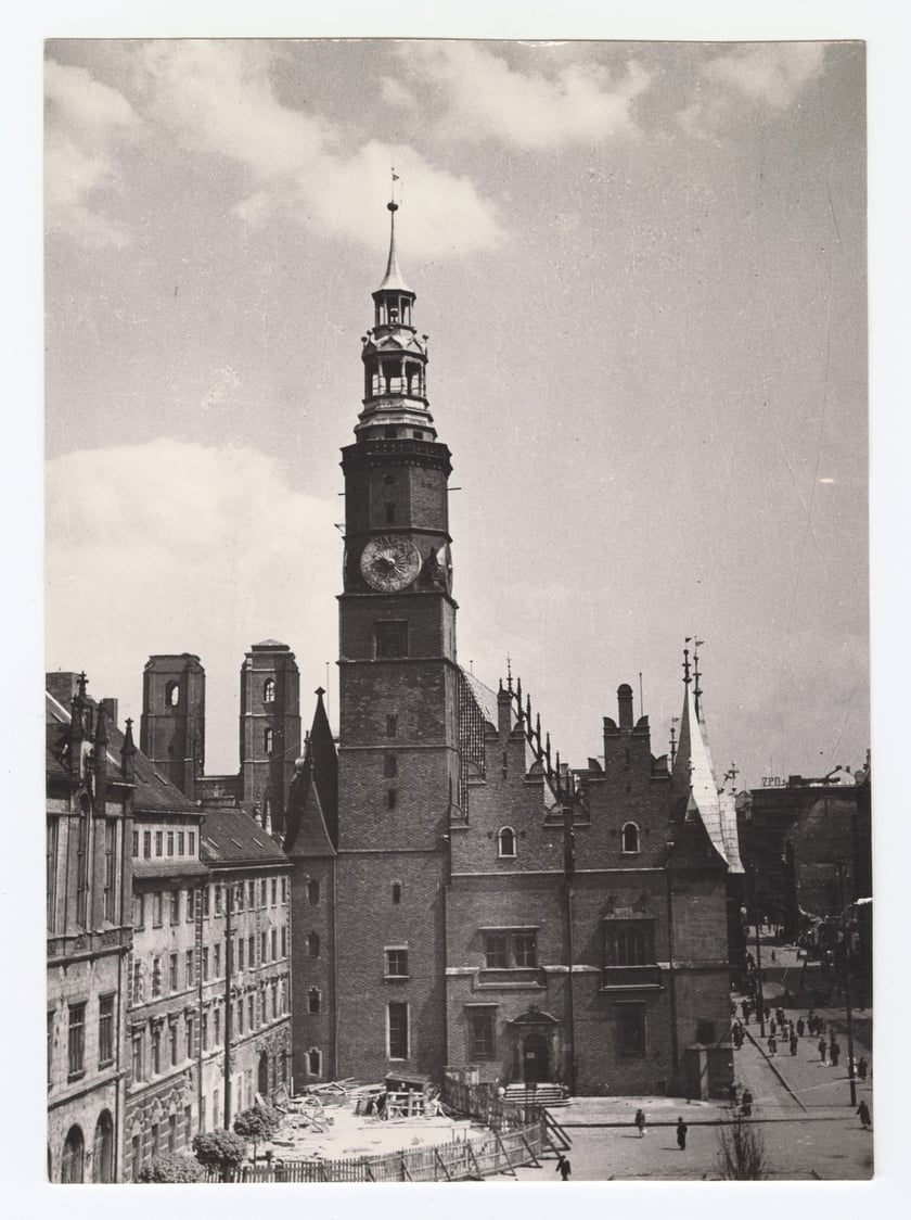 Ratusz&nbsp; w trakcie odbudowy, 1954.