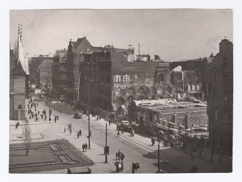 Rynek w trakcie odbudowy, 1954.&nbsp;