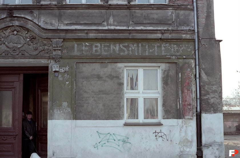 20 listopada 2003 , ul.Księcia Witolda 78. Napis "LEBENSMITTEL"