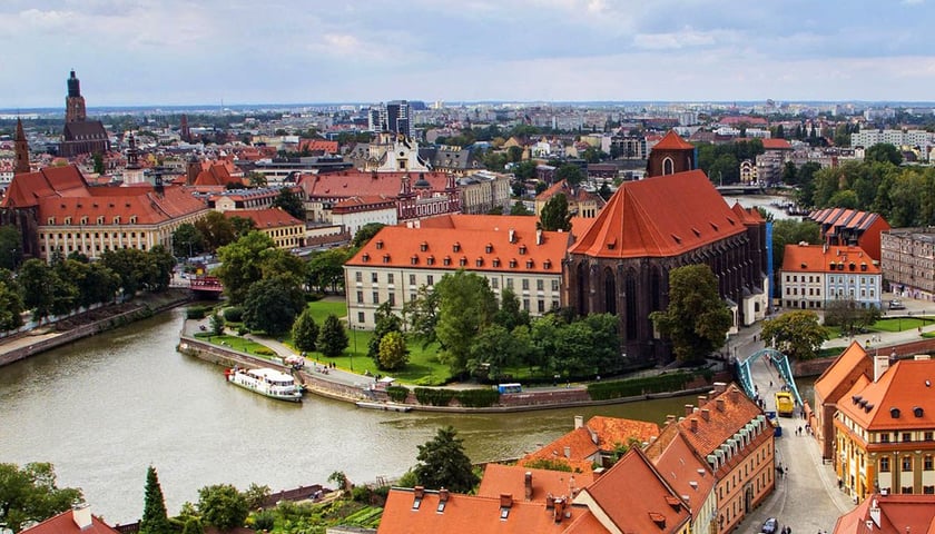Biblioteka Uniwersytecka na Piasku. Widok z wieży kolegiaty Świętego Krzyża i św. Bartłomieja.