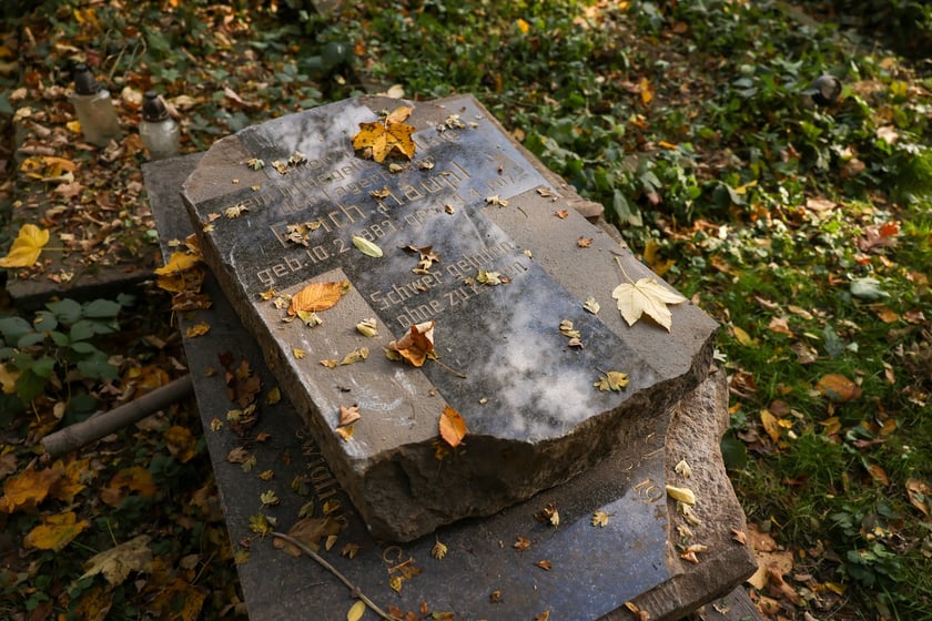 Stele odkryte na gruzowisko na cmentarzu przy ul. Krzyckiej na Krzykach