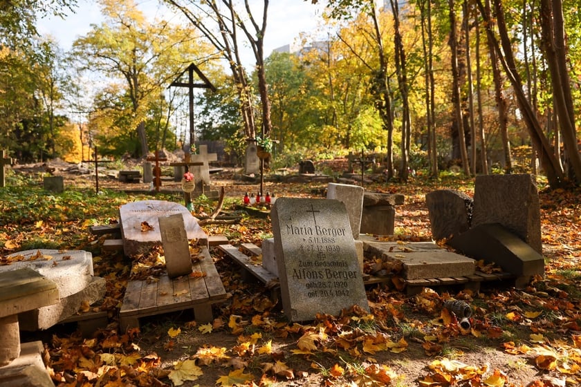 Stele odkryte na gruzowisko na cmentarzu przy ul. Krzyckiej na Krzykach