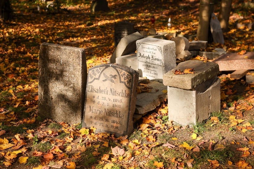 Stele odkryte na gruzowisko na cmentarzu przy ul. Krzyckiej na Krzykach