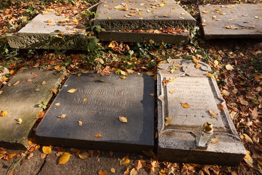 Stele odkryte na gruzowisko na cmentarzu przy ul. Krzyckiej na Krzykach