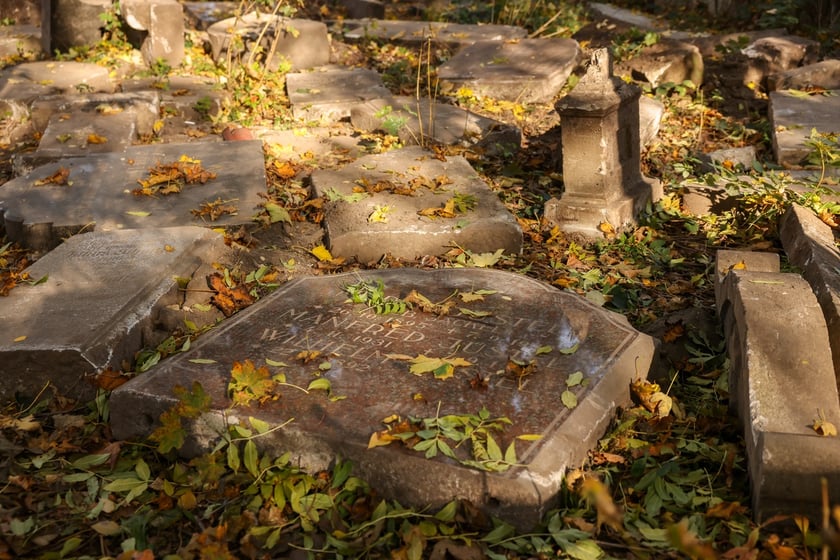 Stele odkryte na gruzowisko na cmentarzu przy ul. Krzyckiej na Krzykach