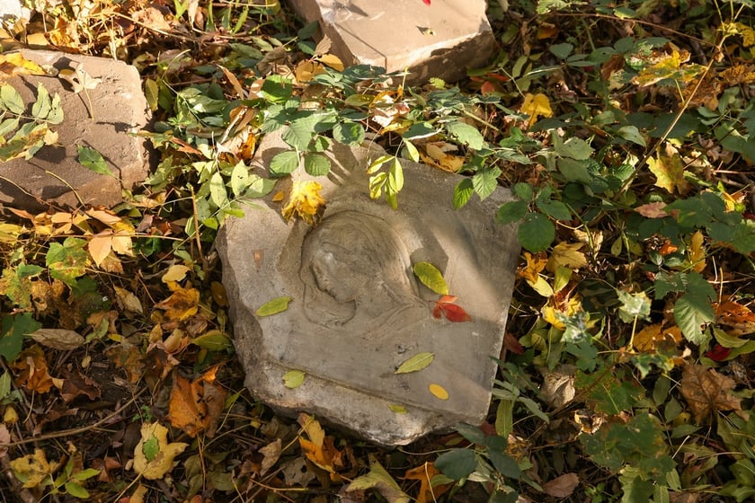 Stele odkryte na gruzowisko na cmentarzu przy ul. Krzyckiej na Krzykach
