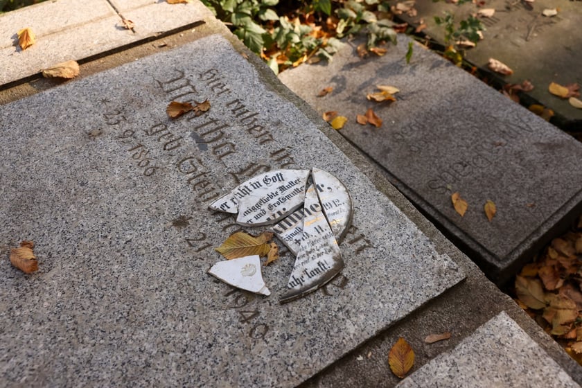 Stele odkryte na gruzowisku na cmentarzu przy ul. Krzyckiej na Krzykach