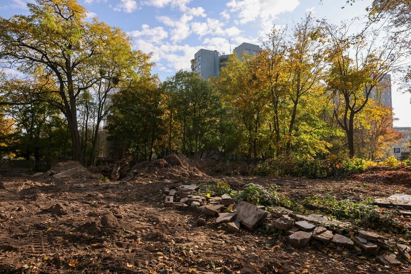 Stele odkryte na gruzowisko na cmentarzu przy ul. Krzyckiej na Krzykach