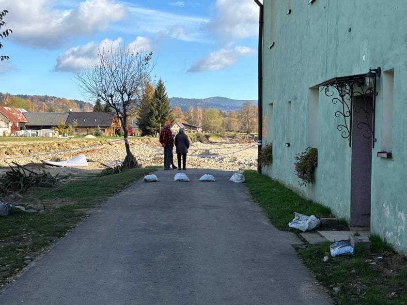 Pracownicy wrocławskiego MOPS pomagają na terenach zalanych