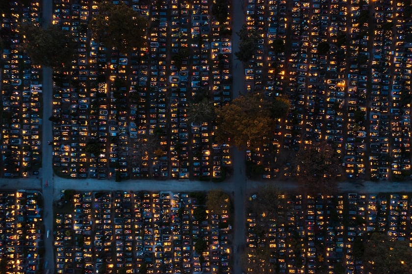 Cmentarz Osobowicki na zdjęciach z drona o zmierzchu i nocą