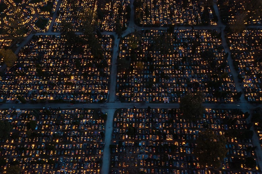 Cmentarz Osobowicki na zdjęciach z drona o zmierzchu i nocą