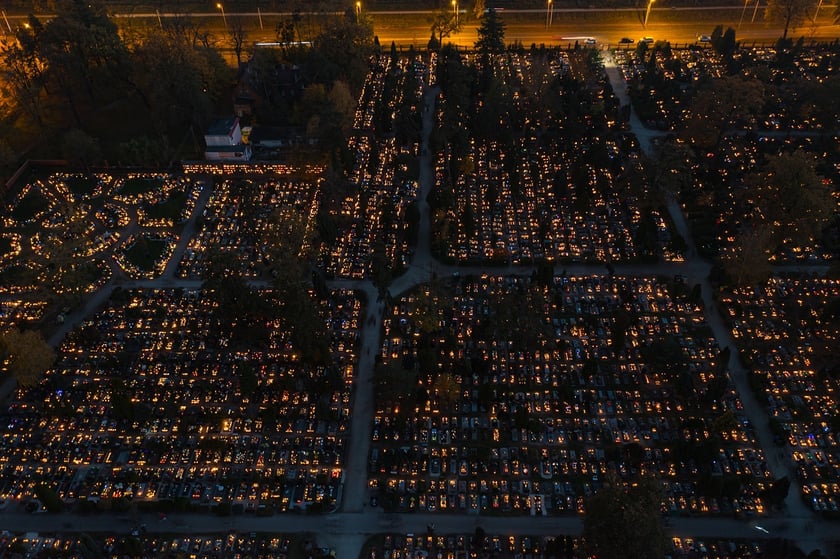 Cmentarz Osobowicki na zdjęciach z drona o zmierzchu i nocą