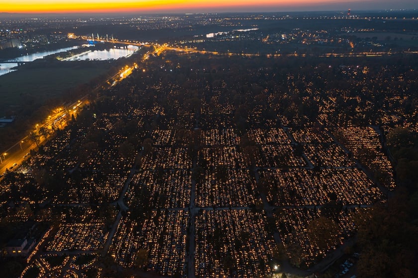 Cmentarz Osobowicki na zdjęciach z drona o zmierzchu i nocą