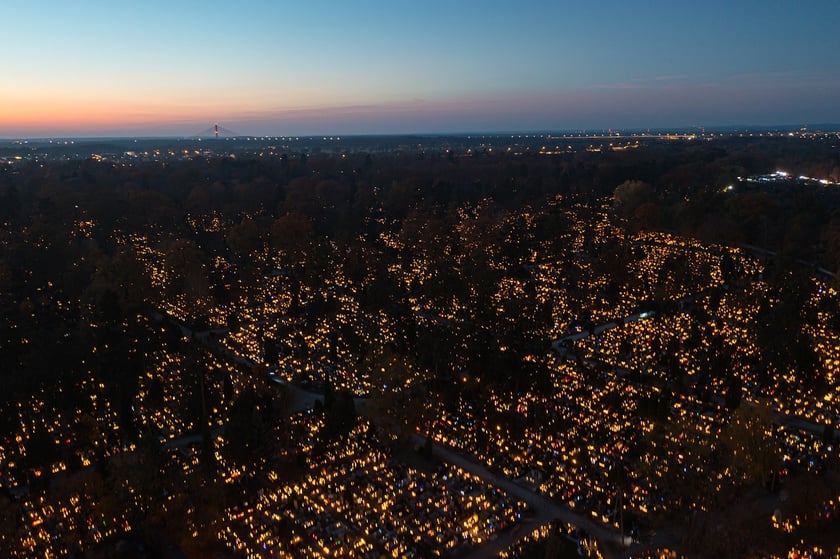 Cmentarz Osobowicki na zdjęciach z drona o zmierzchu i nocą