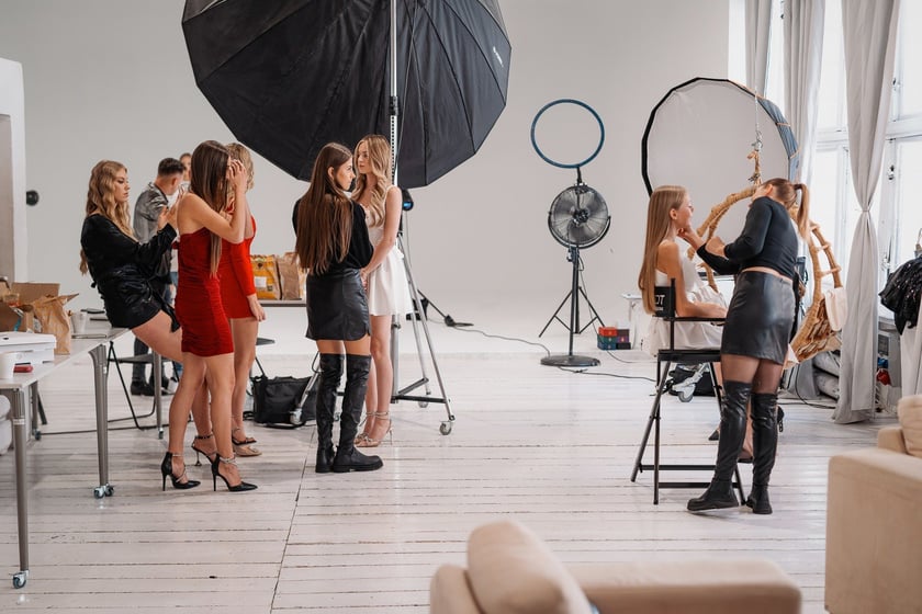 Zakulisowe wykonane podczas oficjalnej sesji fotograficznej