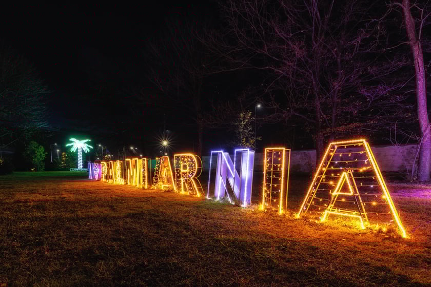 Iluminacja napisu "Palmiarnia". Ogrody Światła w Palmiarni w Wałbrzychu