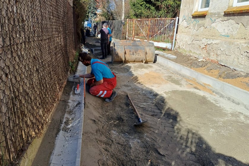 Muchob&oacute;r Wielki. Remont przejścia przez strumień Kasina łączącego ulicę Stanisławowską z Samborską. Stan prac na początku kwietnia