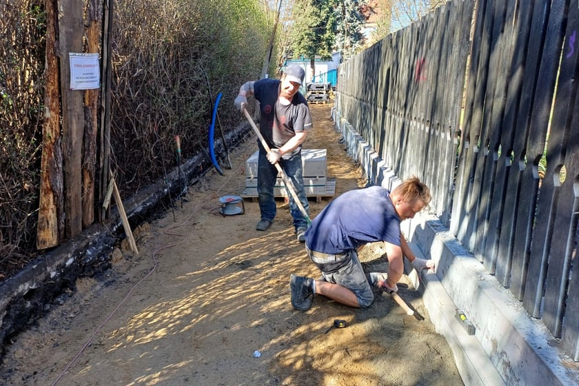 Muchob&oacute;r Wielki. Remont przejścia przez strumień Kasina łączącego ulicę Stanisławowską z Samborską. Stan prac na początku kwietnia