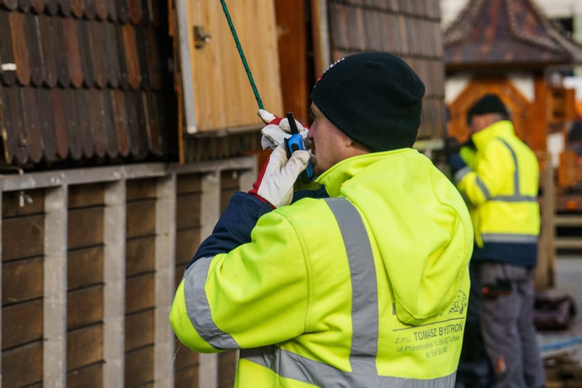 Ustawianie Jarmarku Bożonarodzeniowego